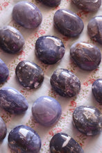 Load image into Gallery viewer, (1) Dreamy Violet Agate Palmstone
