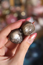 Load image into Gallery viewer, (1) Flashy Black Moonstone Pebble
