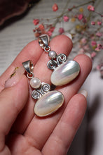 Load image into Gallery viewer, Iridescent Pearl Pendant
