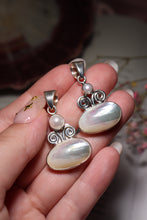 Load image into Gallery viewer, Iridescent Pearl Pendant
