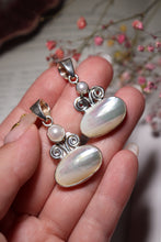Load image into Gallery viewer, Iridescent Pearl Pendant